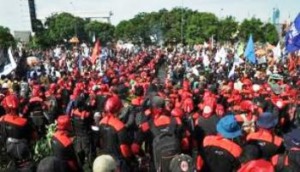 Wartawan TV Tertembak Saat Liput Demo BBM