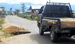 Awas Lobang di Jalan AMD Lama