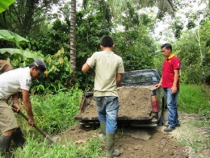 Sorikmas Mining Bantu Penimbunan Jalan