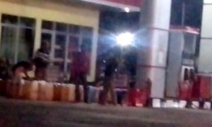 Antrian Jerigen di SPBU Simangambat