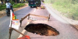 Jalan Berlubang Ancam Nyawa Pengguna Jalan