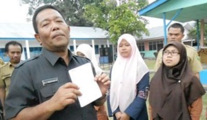 Pemkab Madina Bagikan Bea siswa