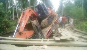 Jembatan Ambruk, Kecamatan Batahan Terisolir