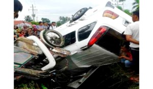 Ban Mopen Pecah, Tabrak Beca Terguling ke Parit