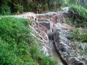 Pembangunan Jembatan Tanpa Plank Merek di Sidaing.