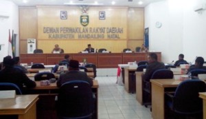 Rapat Paripurna DPRD Madina Gagal Gara-gara Hanya 2 Pejabat Pemkab Yang Hadir