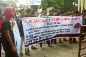 Massa Geruduk Poldasu Desak Pemilik PT Sago Nauli Ditangkap
