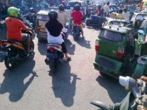 Pedagang dan Parkir Buat Jalan HM Thamrin Semerawut