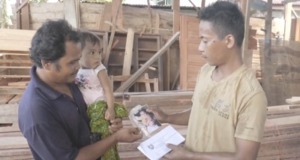 Balita Usus Keluar Dibawa Ayah Keliling Kampung Minta Bantuan Warga