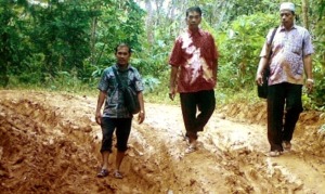 Guru Sekoah di Desa Tor Naincat, Jalan Kaki 2,5 Kilometer