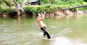 Tak Ada Rambin, Warga Bergelayut di Tali Kawat