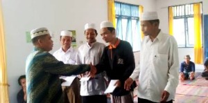 KUA Panyabungan Timur Bagikan Zakat Bazda Kepada Mustahiq