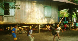 Dari Kolong Rumah Panggung