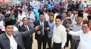 Minum Kopi Mandailing 3.518 Cangkir Tempurung Masuk Rekor MURI