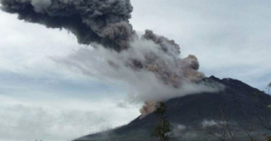 Susul Gempa, Gunung Lubuk Raya Keluarkan Asap Hitam