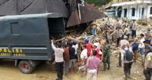 Brimob Poldasu Terjun ke Muara Saladi