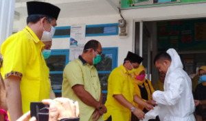 Golkar Madina Salurkan APD Standar WHO