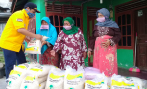 Sobir Lubis Salurkan Bahan Pangan di Dapil 1