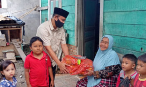 Abdur Rahim Siregar Reses, Bagikan Nasi  ke Rumah Warga