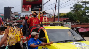 Daftar ke KPU, Dahlan-Aswin Busana Adat