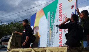 Bawaslu Madina Turunkan APK Calbup yang Salahi Aturan