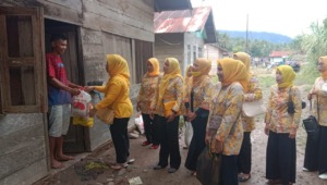 Salurkan Bantuan, KPPG Madina Langsung Turun ke Rumah Warga