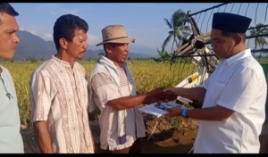 Dorong Swasembada Pangan, H. Awaluddin Nasution Serahkan Alat Bantu Panen Padi