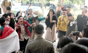 Minta PLTP Ditutup, Mahasiswa Azan di Depan DPRD Madina 