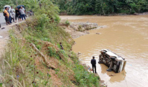 Mobil Penumpang Terjun ke Sungai