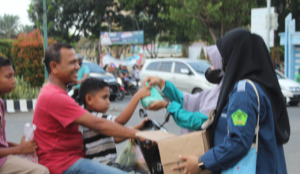 Mahasiswa Batang Natal di Aceh Bagi-bagi Takjil