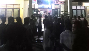 Warga Giring Dua Truk Pengangkut Kayu ke Polsek Ranah Batahan