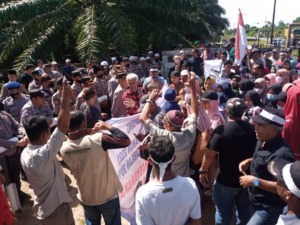 Warga Singkuang I Unjuk Rasa di Kantor PT Rendi, Ini Tuntutannya