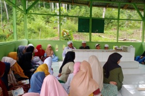 Keluarga Besar Pesantren Darul Aziz Ziarahi Makam Syekh Mahmud