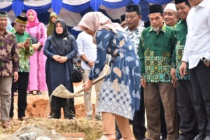 Atika Letakkan Batu Pertama Pembangunan Masjid Taqwa di Hutabangun Jae