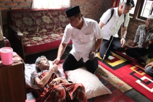 Bupati Jenguk Penderita Tumor di Sipolupolu