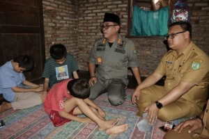 Bupati Madina Kunjungi Keluarga Pengidap Penyakit Katarak