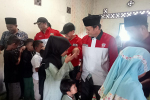 Lira Madina Santuni Anak Yatim di Desa Jambur Padang Matinggi