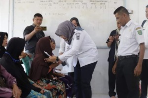Wabup Madina Sumbangkan Gajinya di Kecamatan Sinunukan