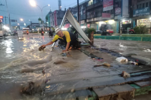 Drainase Jalan Nasional di Pasar Lama Panyabungan Bermasalah, Hujan Deras Buat Jalan dan Pertokoan Tergenang
