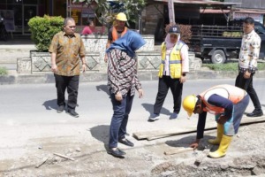 Wakil Bupati Madina Tinjau Pembangunan Drenase di Jalan Willem Iskandar