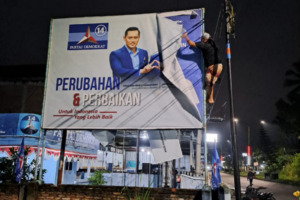 Tengah Malam, Baliho AYH dan Anis Dikantor Partai Demokrat Madina Diturunkan