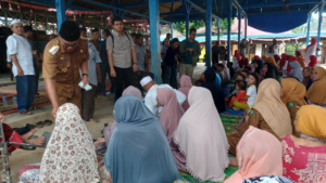 Dikelurahan Simpang Gambir, Bupati Madina Sumbangkan Gaji Pada Anak Yatim dan Jompo