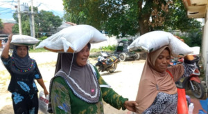 Warga KPM Rela Antri Berjam Jam Demi Jatah Beras 10 kg