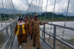 Jembatan Gantung Bernilai 4,6 M di Kampung Baru Selesai, Ini Harapan Bupati ke Warga