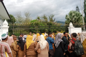 Rumah Dinas Bupati Madina Didatangi Ratusan Guru Honor Pelamar PPPK Madina
