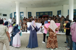 Guru Honor Berdemo di DPRD dan Kantor Bupati Madina