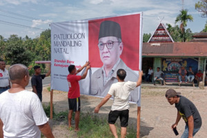 Dukungan Arus Bawah Mengalir, Warga Sukarela Dirikan Baliho Ivan Iskandar Batubara