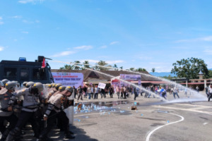 Dinilai Curang, Massa Minta Ketua KPU Dicopot