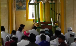 Saipullah Imam Salat Jum’at di Gunung Baringin
