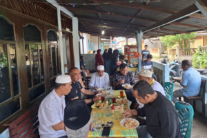 Dukung Ekonomi Kerakyatan, Cabup Harun Mustafa Nasution Makan Lontong Sertek di Sipolu Polu